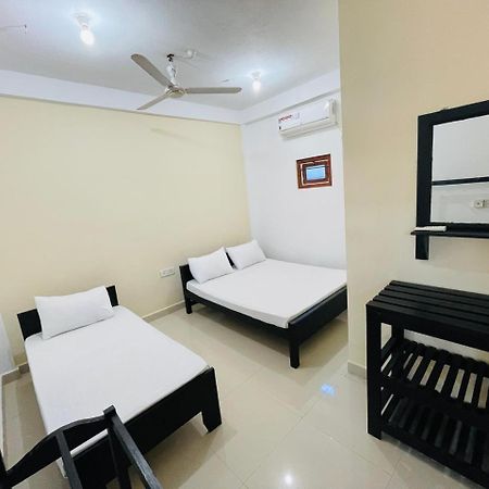 Natraj Guest House Тринкомали Экстерьер фото