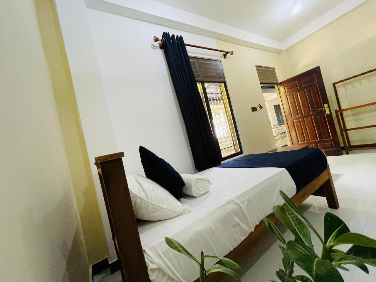 Natraj Guest House Тринкомали Экстерьер фото